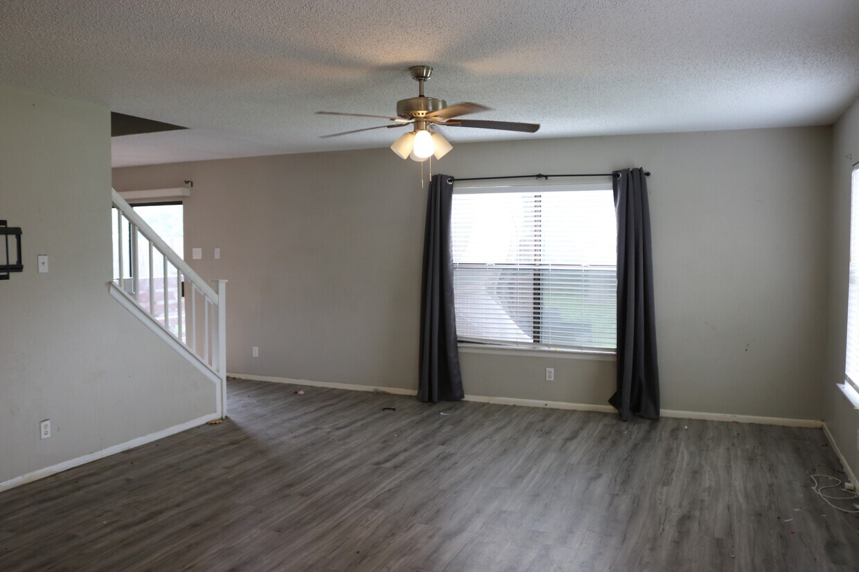 Foto del edificio - 8211 Misty Cedar Dr