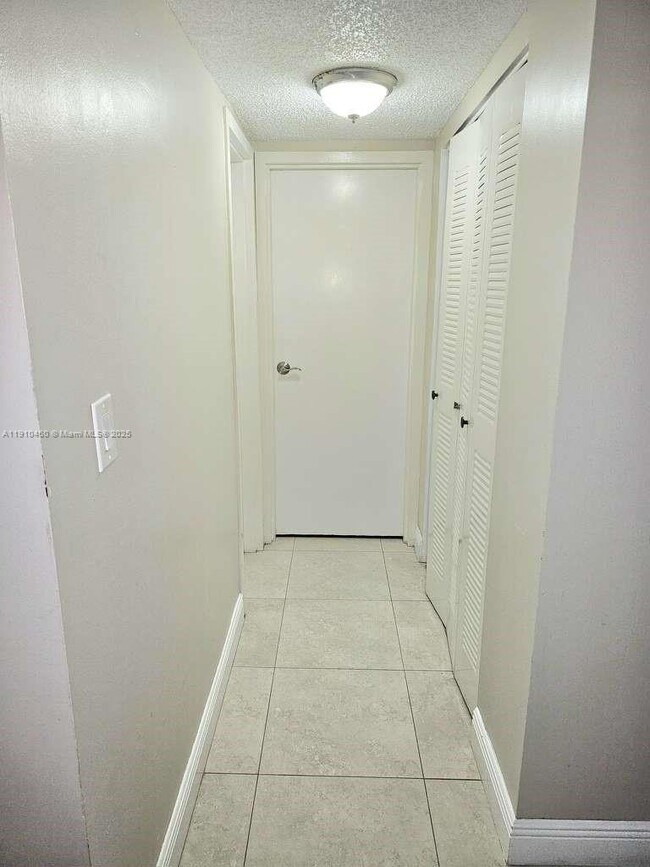 Foto del edificio - 8301 Sands Point Blvd