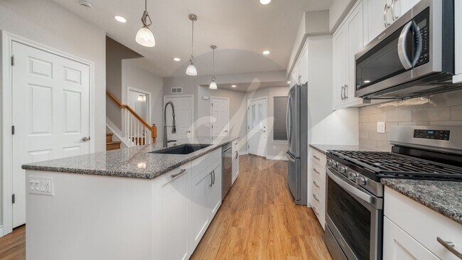 Building Photo - Modern Comfort and Functional Space