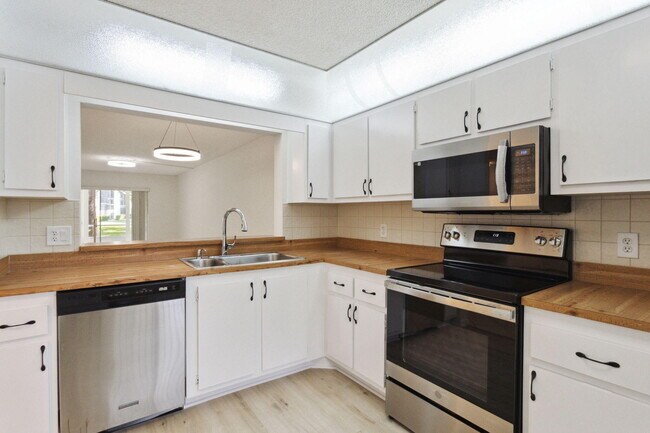 Building Photo - 3178 Via Poinciana