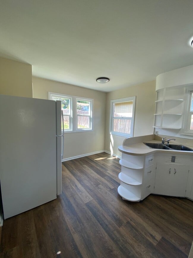 Building Photo - Charming 2 Bedroom 1 bath House! Large Bac...