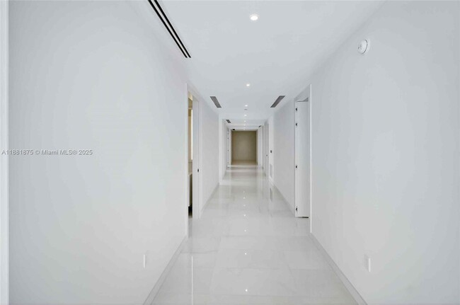 Building Photo - 300 Biscayne Blvd Way