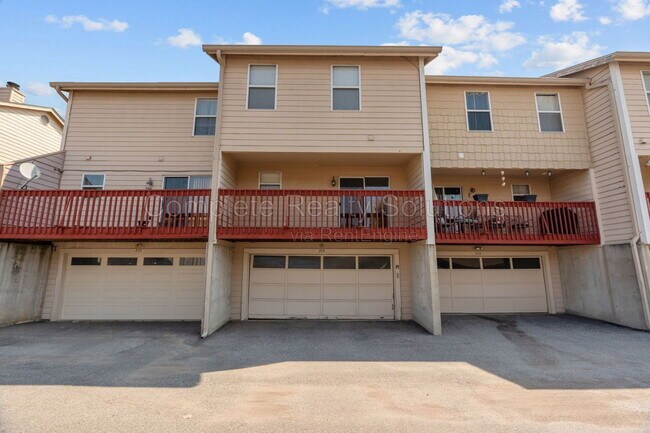 Foto del edificio - 254 Carmel Woods Dr