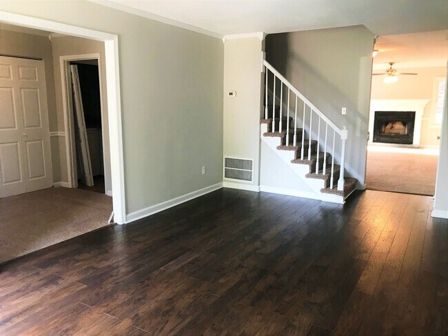 Building Photo - Attached 3 Bedroom 2.5 Bath Townhome