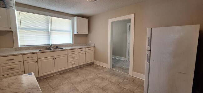 Building Photo - Charming 1 bedroom 1 bathroom duplex - Uni...