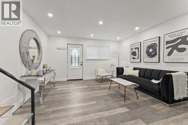 Building Photo - 432 Cabana Road W