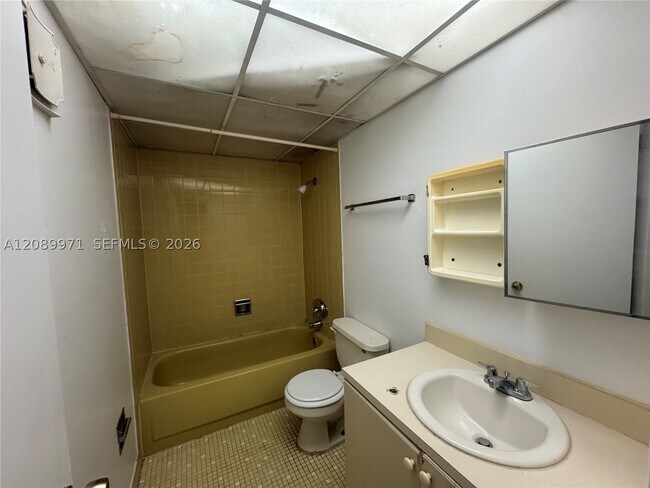 Foto del edificio - 888 NE 132nd St