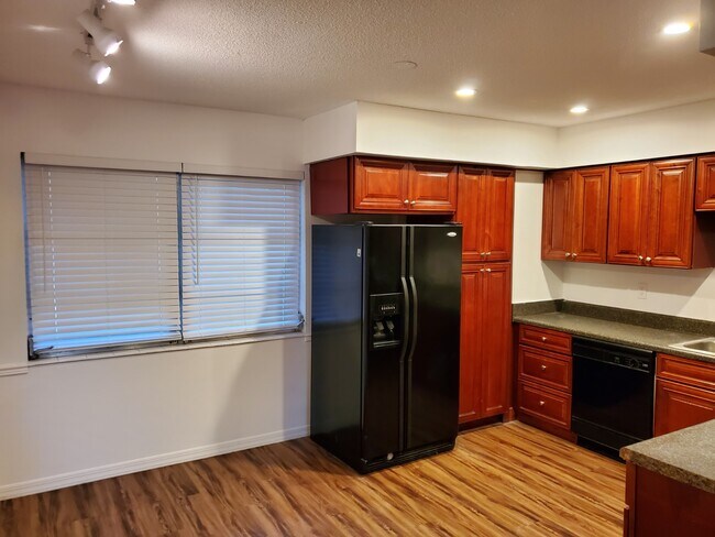 Foto del edificio - 825 Primrose Dr