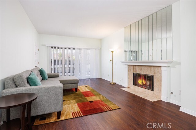 Foto del edificio - 11600 Warner Ave