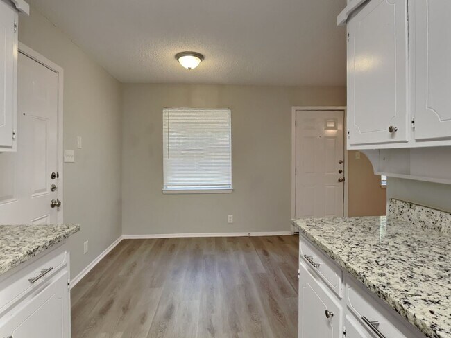 Foto del edificio - Charming 3-Bed, 2-Bath Home in Burleson with Garage Parking