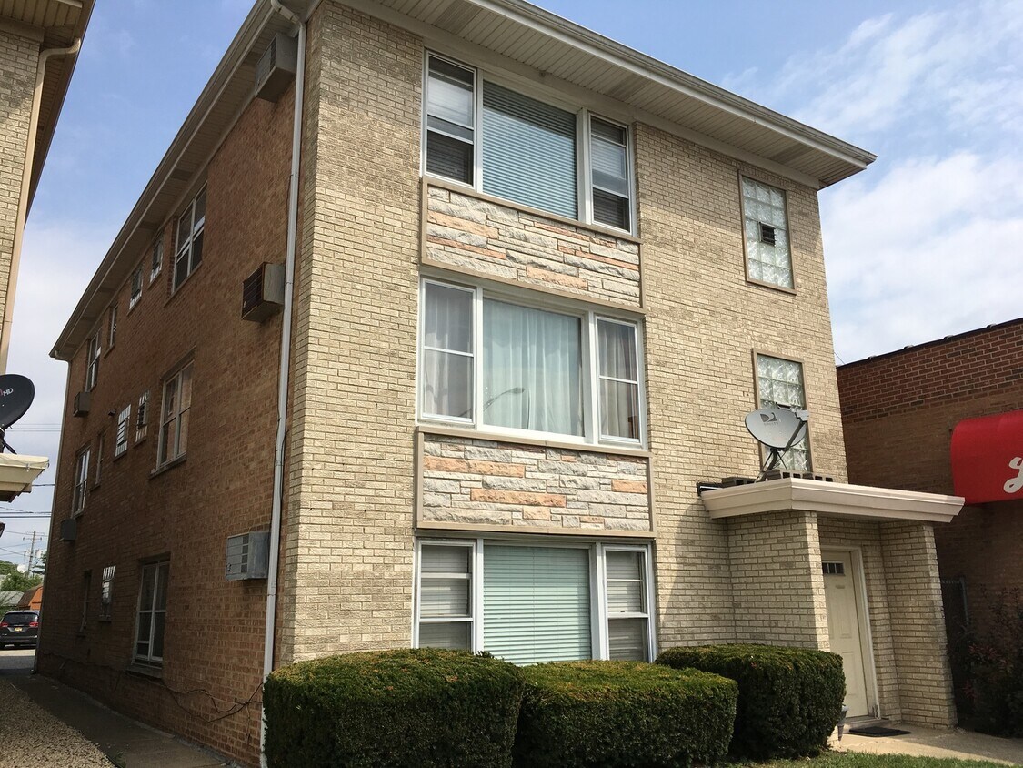 8218 Grand Ave Unit 2, River Grove, IL 60171 Room for Rent in River
