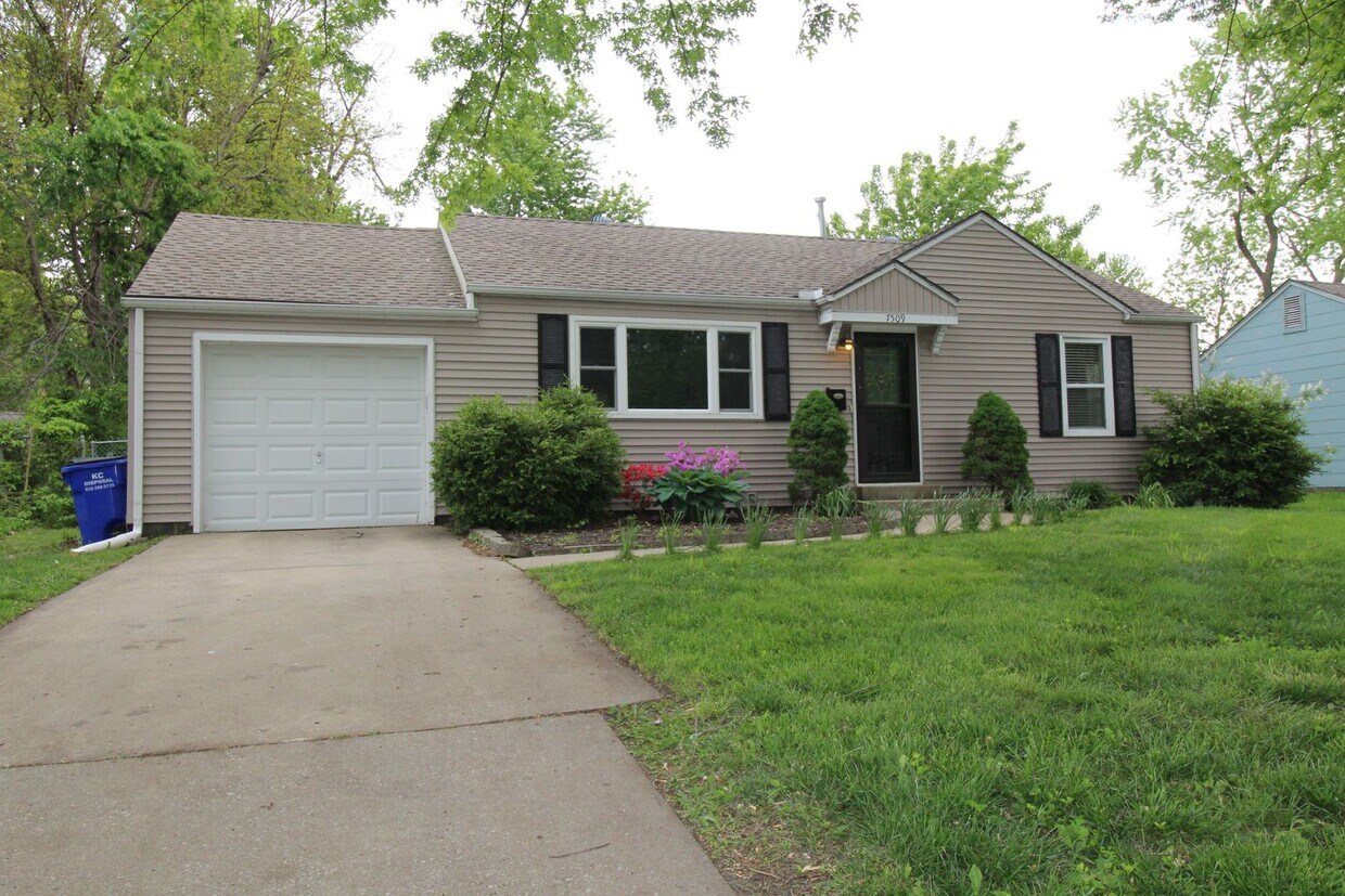 Foto principal - October FREE On This Remodeled 3 Bedroom 1...