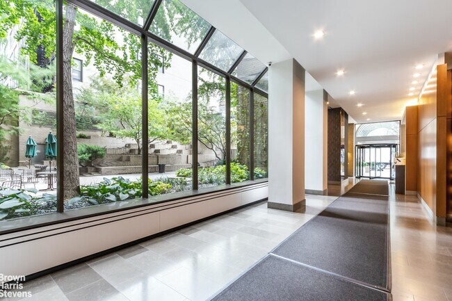 Building Photo - Sun-Filled 2 Bed, 2 Bath Flatiron Condo!