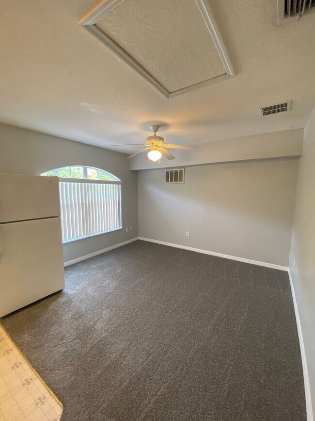 Building Photo - 613 Coconut Palm Way