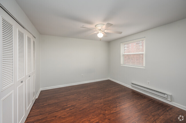 1BR, 1BA - 765SF - Living Room - Gamma North Quincy