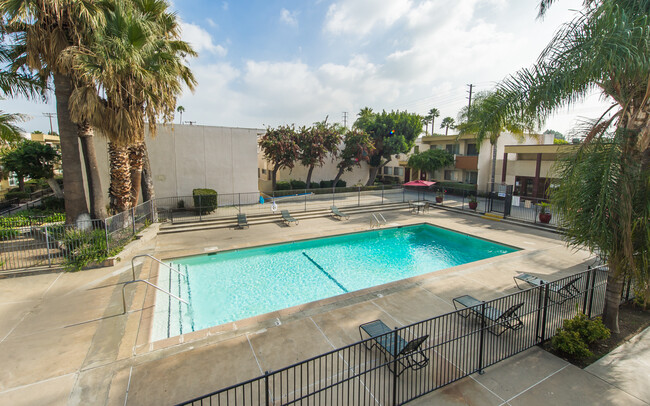 Building Photo - Las Palmas Apartment Homes