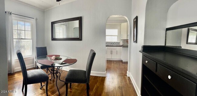 Foto del edificio - 2137 W Madison St