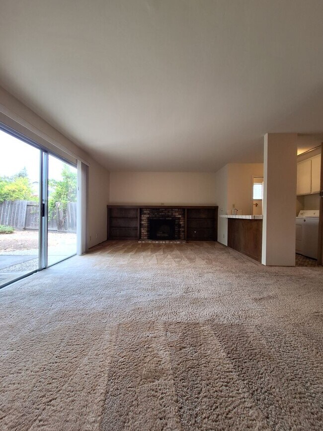 Foto del edificio - Spacious 4bd Tri-Level Home w/Central Heat...