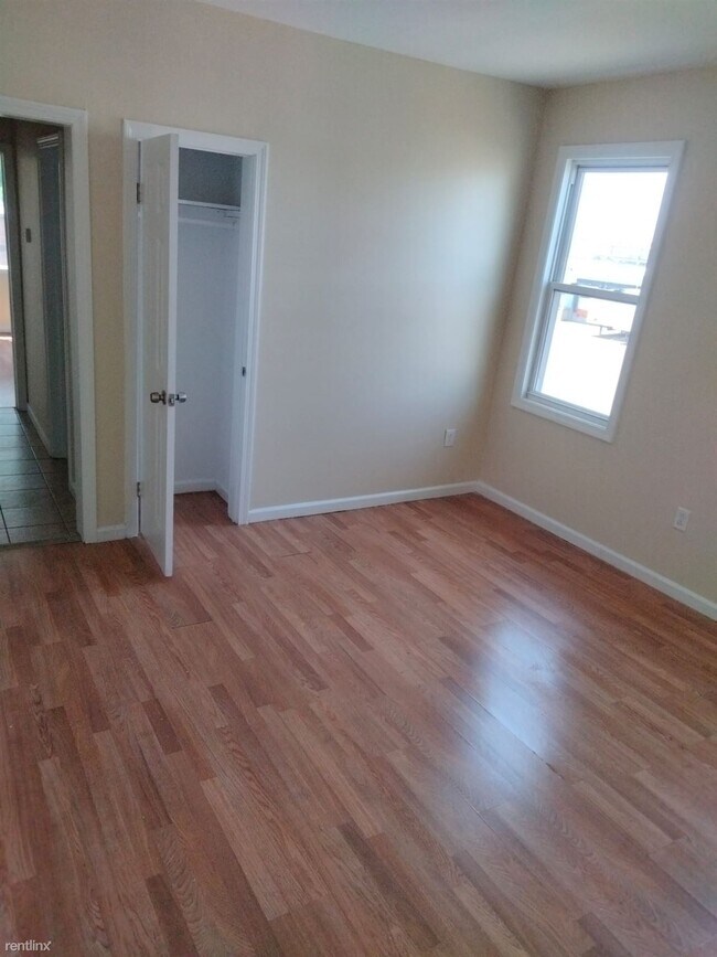 Building Photo - 3 br, 1 bath Townhome - 183 4th St 2nd Floor
