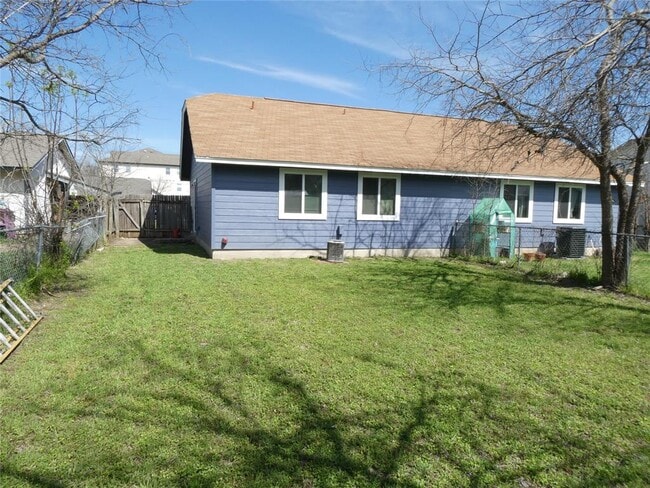 Foto del edificio - 8705 Pineridge Dr