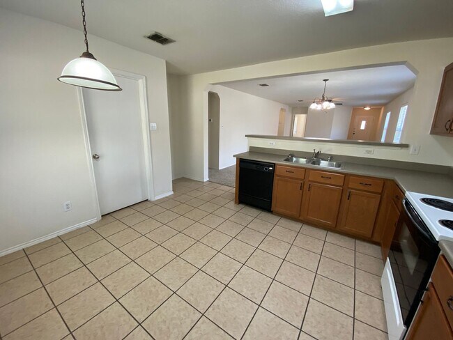 Foto del edificio - FALL INTO A NEW HOME WITH OUR MOVE-IN SPEC...