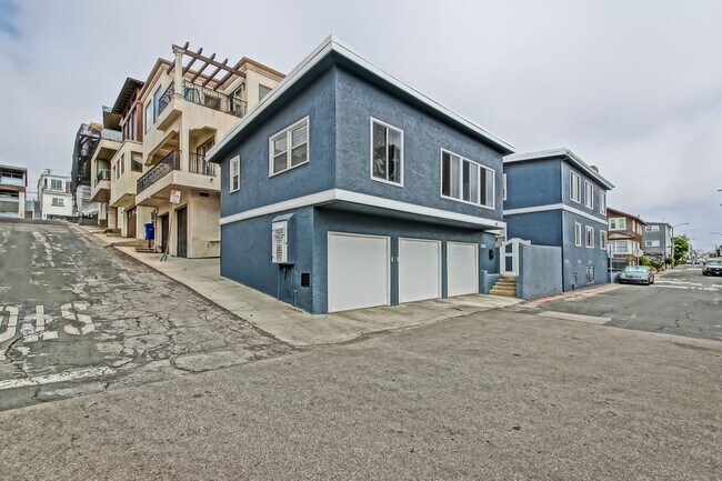 Foto del edificio - 1 HOUSE FROM BEACH! CHARMING, DETACHED UNIT W/ OCEAN VIEWS & 1-CAR GARAGE IN WALKSTREET TRIPLEX!