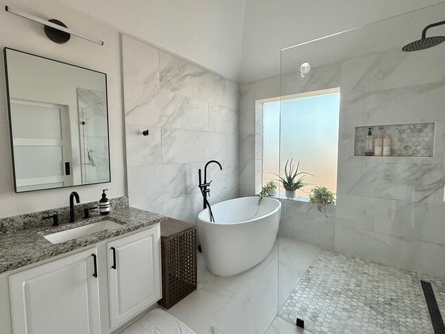 Building Photo - 2414 Thorntree Dr