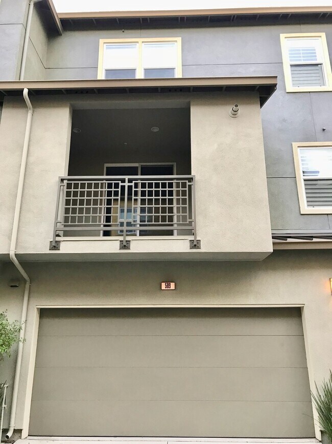 Foto del edificio - Meticulously Maintained 3 Bed 3 Bath Townh...
