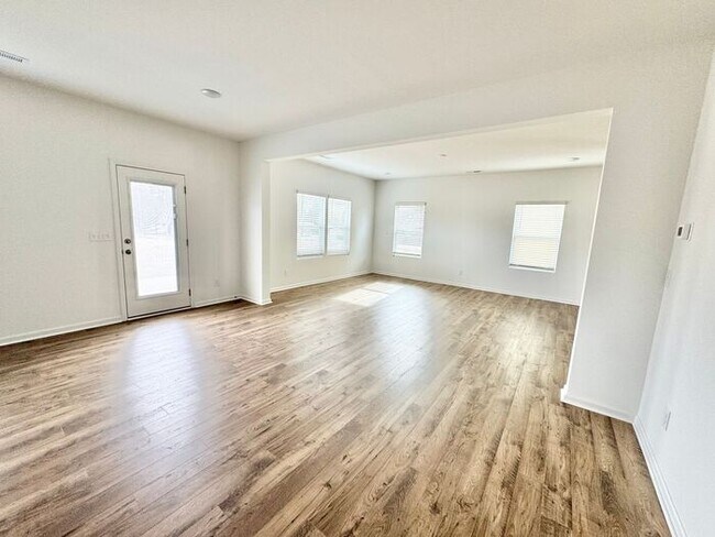 Foto del edificio - NEW CONSTRUCTION Spacious 4 br home with office and loft area near shopping and I-85