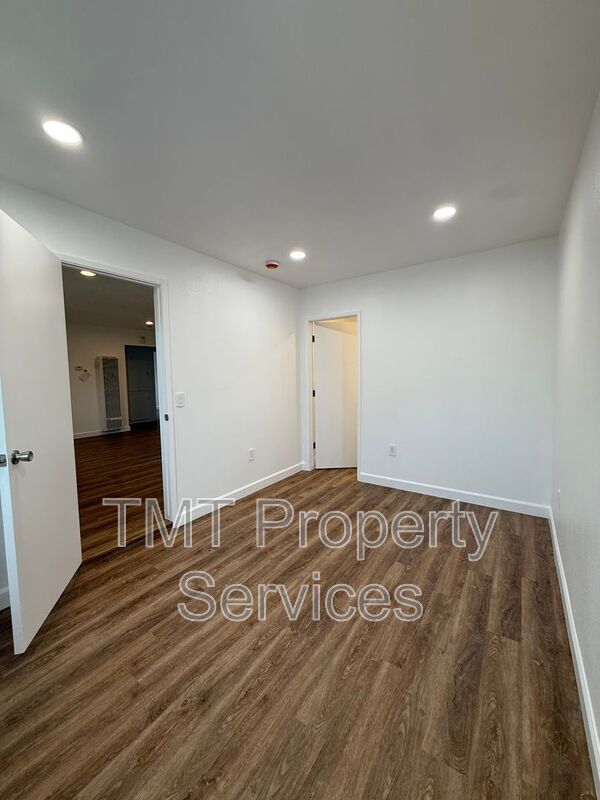 Building Photo - 803 W Harding Ave