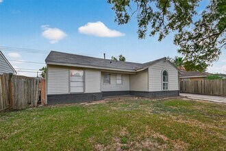 Building Photo - 515 Ogilvie St