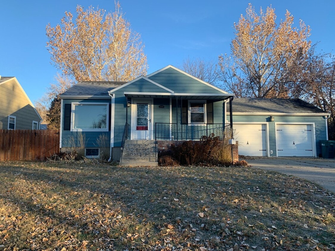 Foto principal - 3 bedroom 2 bath home centrally located