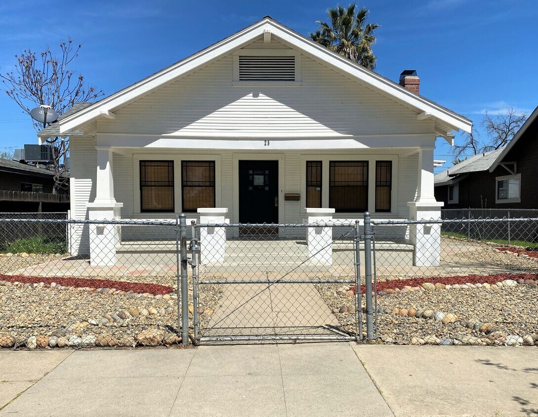 Foto principal - Must see this Antique Beauty! 3-bed/1 bath...