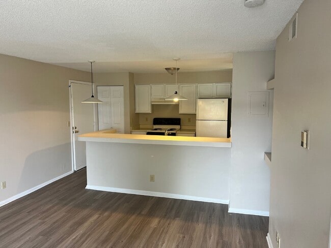 Building Photo - AVAILABLE NOW!  Cozy condo in the Chestnut Community!