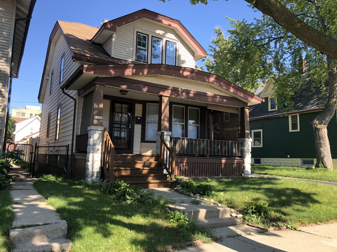 1128 S 72nd St Unit Lower, West Allis, WI 53214 Apartments in West Allis, WI