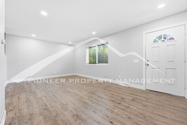 Foto del edificio - Spacious Townhouse with Washer/Dryer and Central AC