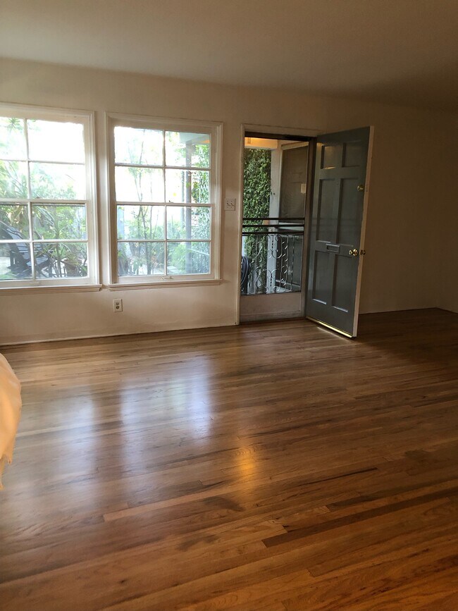 Living room - 11450 Riverside Dr