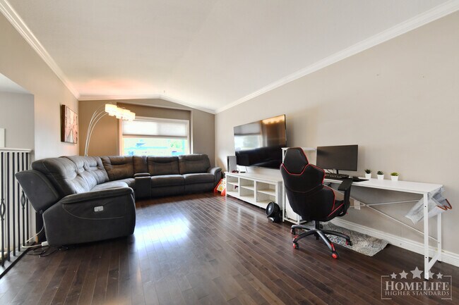 Photo du bâtiment - Convenient 3 Bed + Studio Home with Fenced Yard for Rent in Vedder Crossing, Chilliwack