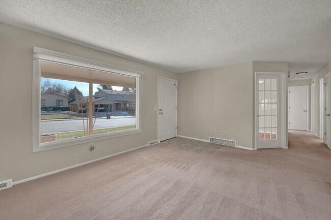 Foto del edificio - Updated 4-Bedroom Home in DTC – Vaulted Ce...