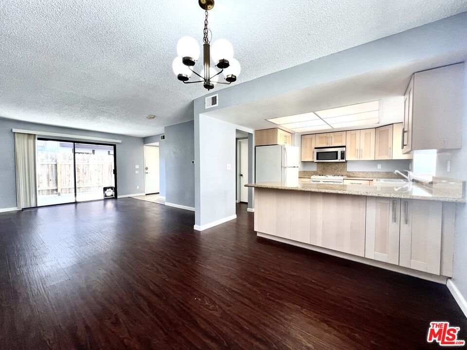 Foto principal - 17057 S Vermont Ave