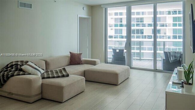 Foto del edificio - 488 NE 18th St