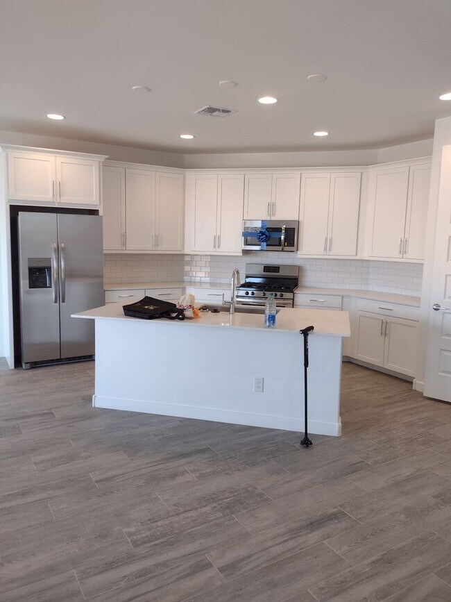 Building Photo - NEWER BUILD IN BEAUTIFUL GATED PHOENIX COMMUNITY!