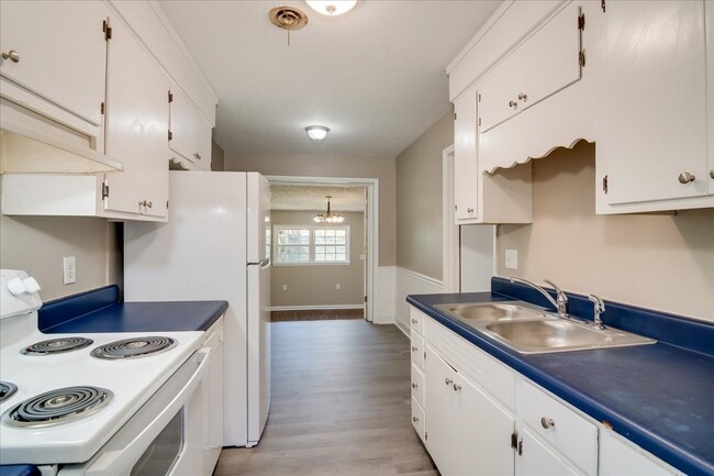 Building Photo - 2061 Fernwood Cir