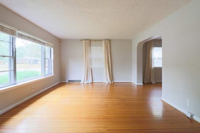Building Photo - 5608 Indianola Ave