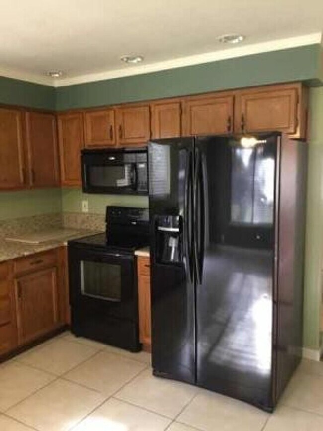 Foto del edificio - Great 3 bedroom 2 bath home with huge yard...