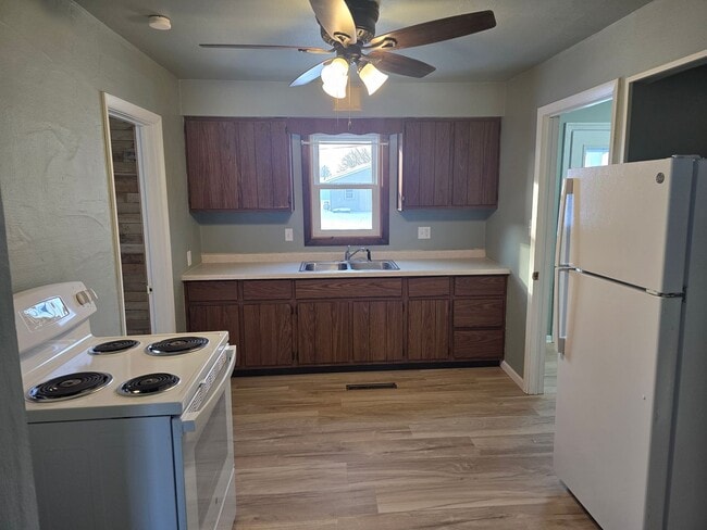 Foto del edificio - VIDEOTOUR: 3-Bedroom Country home with Garage and more! PETS WELCOME