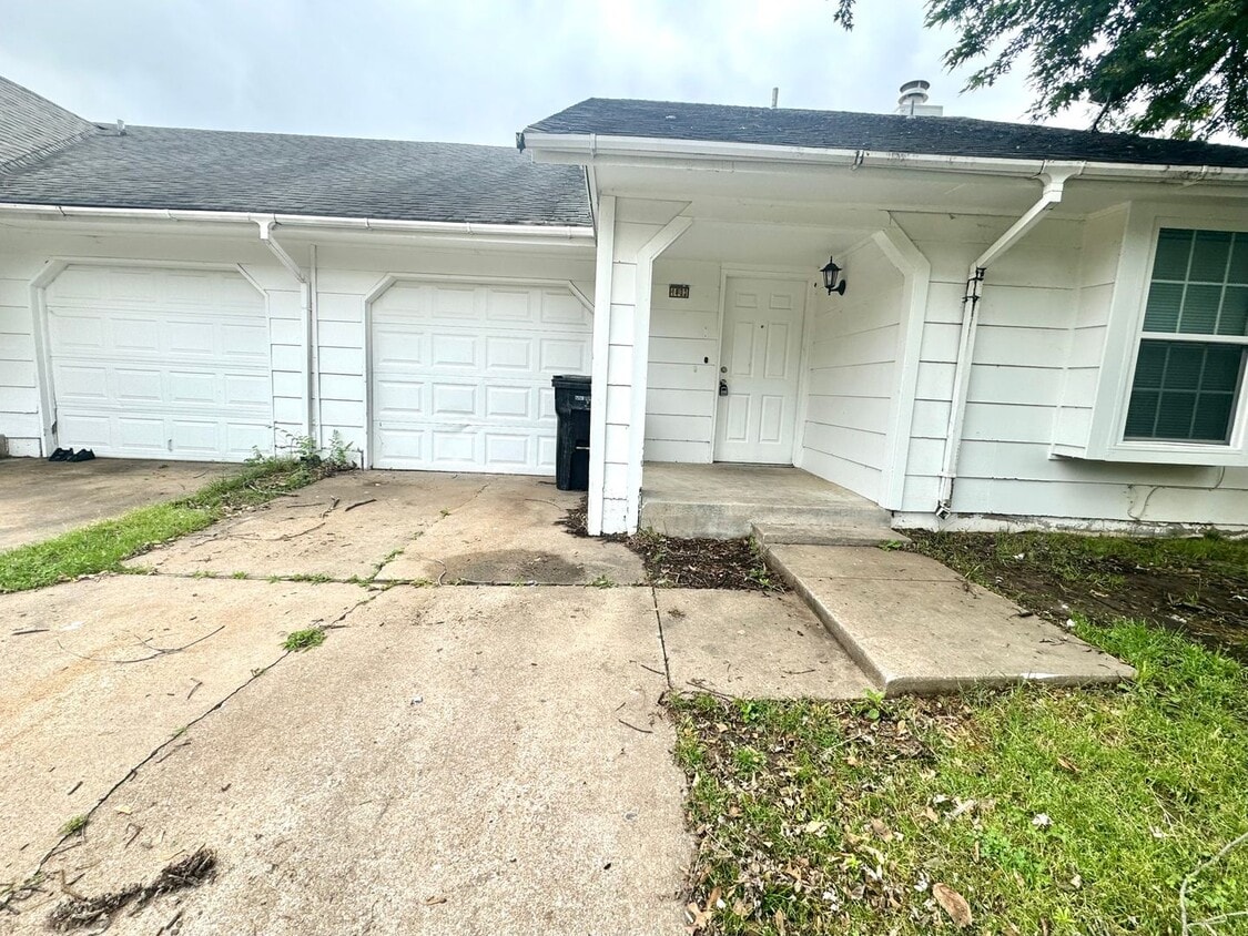 Primary Photo - Gorgeous 3 Bedroom 2 bathroom duplex In Br...
