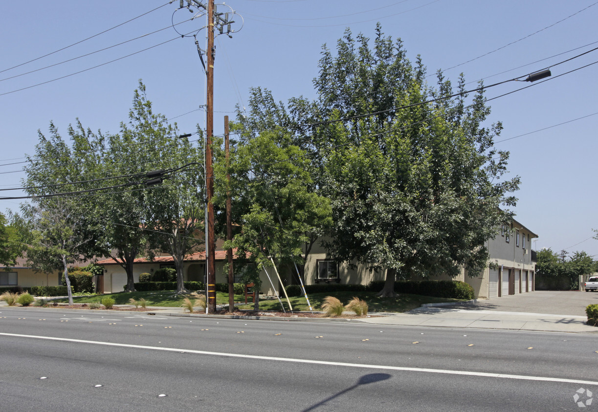 Foto principal - 625-627 W Homestead Rd