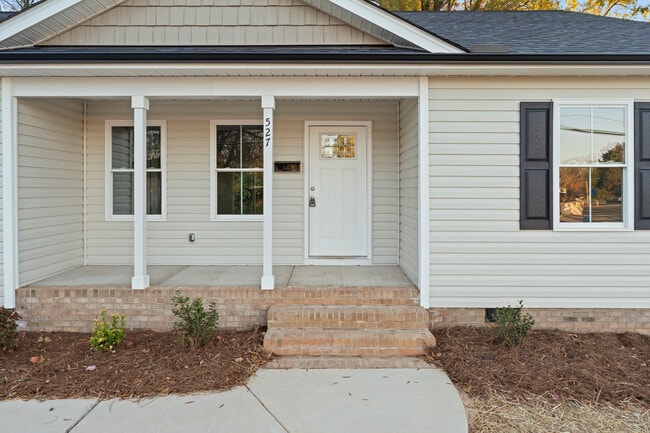 Building Photo - 527 W Cemetery St