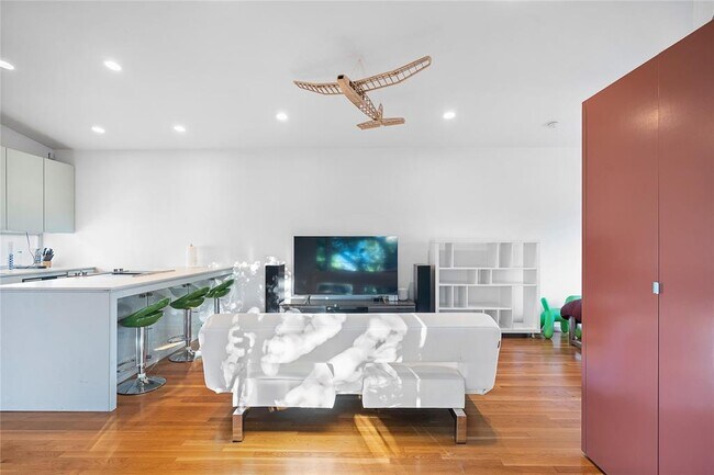 Foto del edificio - 1017 E 7 1/2 St